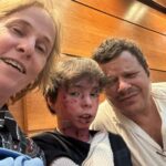 Deborah Colker Instagram - Eita noite boa!!! Esse fim de semana fui com Theo e @toniplatao assistir a peça “Brasil: Pecado Capital” com Eduardo Bueno❤️👏 @teatrocasagrande @lhaus2019 @deboralamm @toniplatao @buenasideias