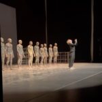 Deborah Colker Instagram - ‘Cão Sem Plumas’ pelas palavras de Ruy Filho.❤️ 🗣️texto completo no @antropositivo “Em Cão sem Plumas, encontramos outra possibilidade para dançar: coreografar os sentidos poéticos dos nossos temores, dos submundos, dos alertas, dos erros, das vidas que desaparecem, dos rios que secam, das ruínas, das rachaduras, das injustiças. Ao torná-las corpos, ao revelar o indizível pela grandeza de um poeta, Débora Colker e Cláudio Assis compõem um outro possível de João Cabral de Melo Neto, um outro que é tão gigantesco quanto, capaz de suportar um Brasil impossível e (quase) intraduzível.” 📹 @henrique_botkay @julianozzappia #cãosemplumas #cãosemplumasemlisboa #ciadeborahcolker #riocapibaribe #joaocabraldemeloneto