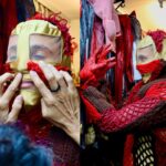 Deborah Colker Instagram - #BASTIDORES e respondendo a pergunta do @thi_smelo💡 Esse é o processo de criação de um dos figurinos de “Cura”. Do modelo atual à lembrança do primeiro protótipo, o figurino representa uma pele em carne viva e foi inspirado nas linhas da história de “Obaluaê”, orixá da cura, e na jornada do Theo, neto de Deborah que nasceu com uma condição genética - Epidermólise Bolhosa. “Há dores mostradas no palco, mas há esperança no final.” Quer fazer alguma pergunta pra gente em relação aos nossos espetáculos? Deixa aqui nos comentários! Figurinista: @clakopke #CiaDeborahColker #DeborahColker #CuraEspetáculo #DançaContemporânea #CompanhiadeDança