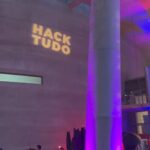 Deborah Colker Instagram - Dupla comemoração de ontem no Hacktudo, festival de tecnologia e cultura digital genial que o @colkermiguel dirigiu e que fui no dia do aniversário dele!!! Presentão👏👏 @colkermiguel @hacktudofestival