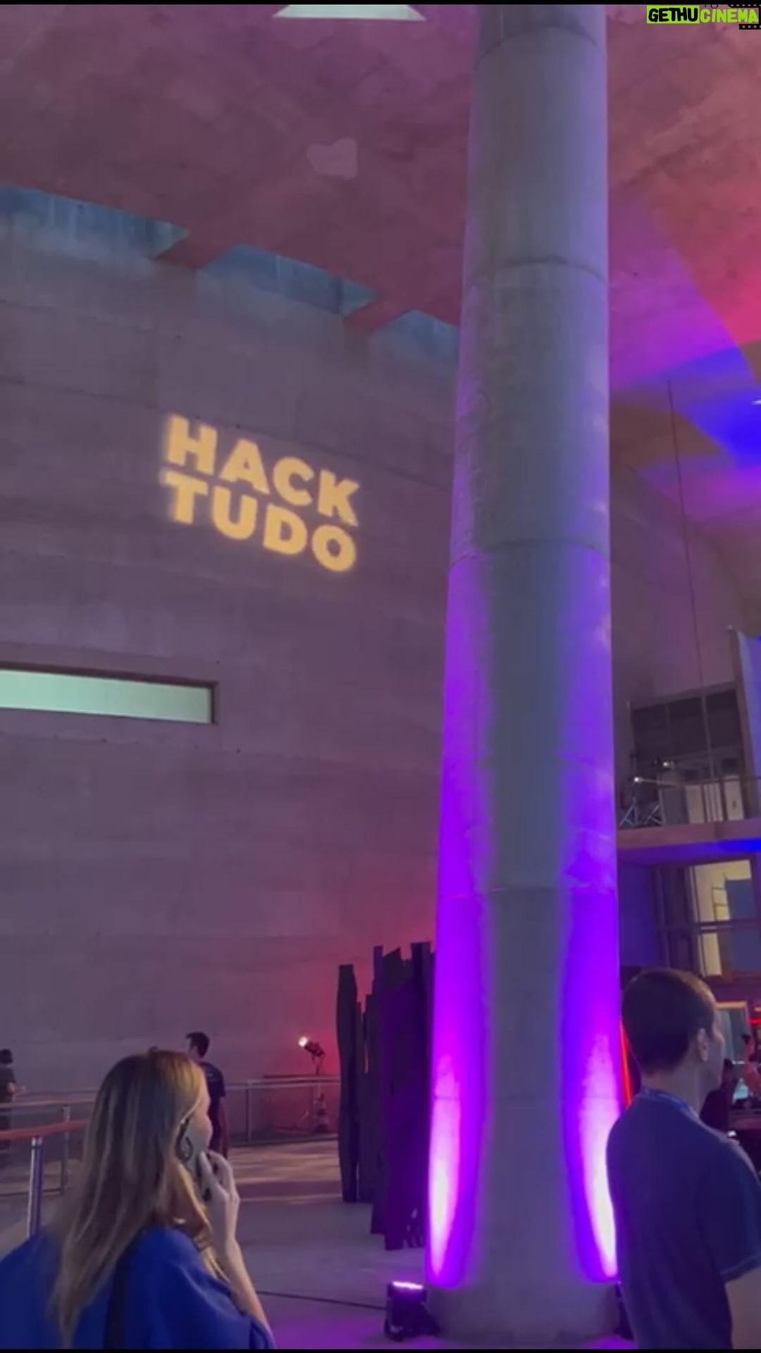 Deborah Colker Instagram - Dupla comemoração de ontem no Hacktudo, festival de tecnologia e cultura digital genial que o @colkermiguel dirigiu e que fui no dia do aniversário dele!!! Presentão👏👏 @colkermiguel @hacktudofestival