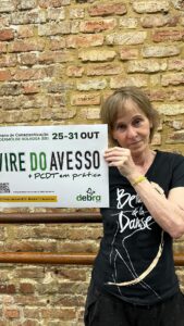 Deborah Colker Instagram - Durante o mês de outubro, especialmente na Semana de Conscientização Mundial da EB (25 à 31/10), a comunidade EB se une para conscientizar a população sobre a Epidermólise Bolhosa. Utilizemos esta data para celebrar o raro, lutar contra o preconceito e darmos a mais pessoas a oportunidade de virar do avesso. Este ano, a campanha “Vire do Avesso” tem mais um objetivo, que é trazer a implementação do PCDT para a realidade. Conheça mais sobre a campanha em: https://debrabrasil.com.br/viredoavesso #epidermólisebolhosa #eb #debra #viredoavesso #deborahcolker #cura