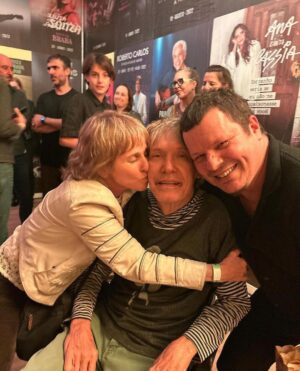 Deborah Colker Instagram - Noite incrível de encontro com meu ídolo @dussek, no show do @leojaimeoficial, com @toniplatao ❤️❤️