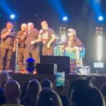 Deborah Colker Instagram - De ontem no show de 40 anos do cantor e bailarino Leo Jaime, com Fernanda Abreu e Toni Platão - no palco com Leo, João Penca e seus miquinhos amestrados e o gênio Eduardo Dusek🤍 Leo faz aula no CMDC Gávea, ama dançar! Somos amigos a mais de 40 anos! Viva, que show incrível!