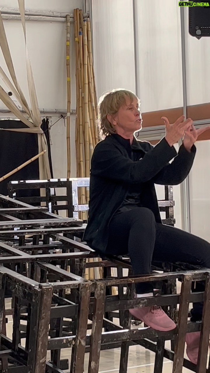 Deborah Colker Instagram - Em um ensaio diferenciado na sexta em frente às câmeras do @gnt, @deborahcolker fala um pouco sobre o corpo como instrumento, enquanto a companhia mostra na prática todas essas funcionalidades. Obrigada pelo convite, @gnt! #dançacontemporânea #ciadeborahcolker #deborahcolker #gnt
