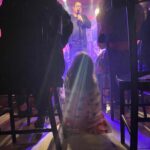 Deborah Colker Instagram – Programa lindo de ontem no show dele @toniplatao! 

Especial demais ver a minha neta Alice assistir ao avô Totoi cantando pela primeira vez junto comigo, @clara.colker e o Theo🤍
