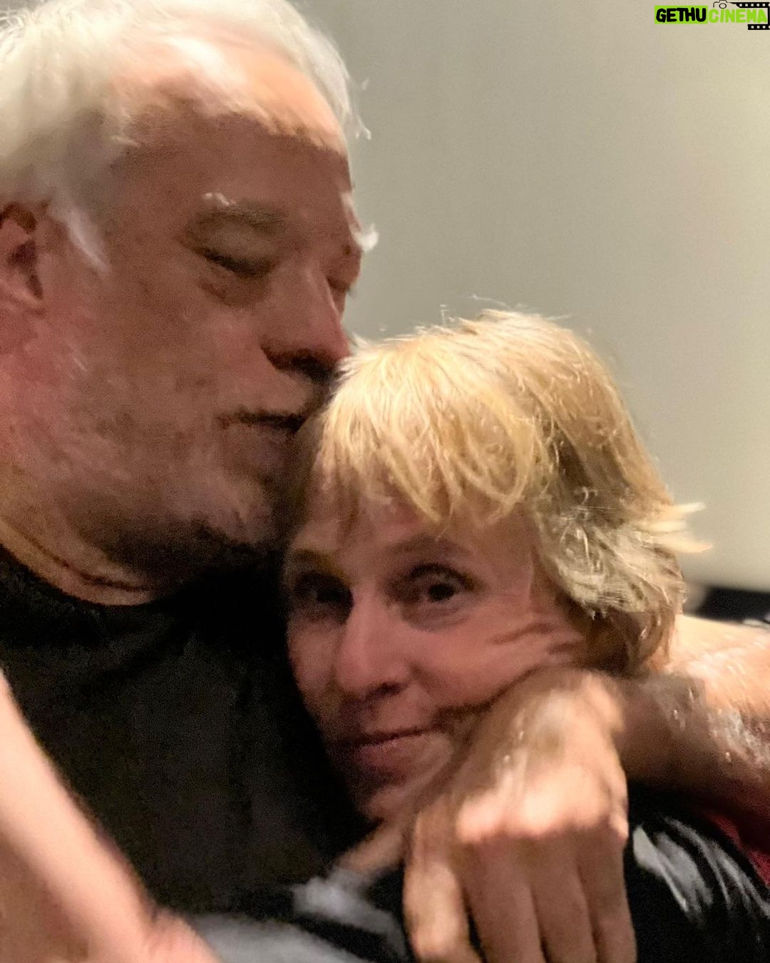 Deborah Colker Instagram - Ontem na pré-estreia de “CAFI”! ❤️ Documentário lindo e emocionante dirigido por Lírio Ferreira e Nayara Ney que estreia nessa quinta-feira (16). CAFI MERECE! Na última foto Fausto Fawcet, meu parceiro de vida, de poesia, de rua! Vem um documentário sobre ele que tenho participação🫀