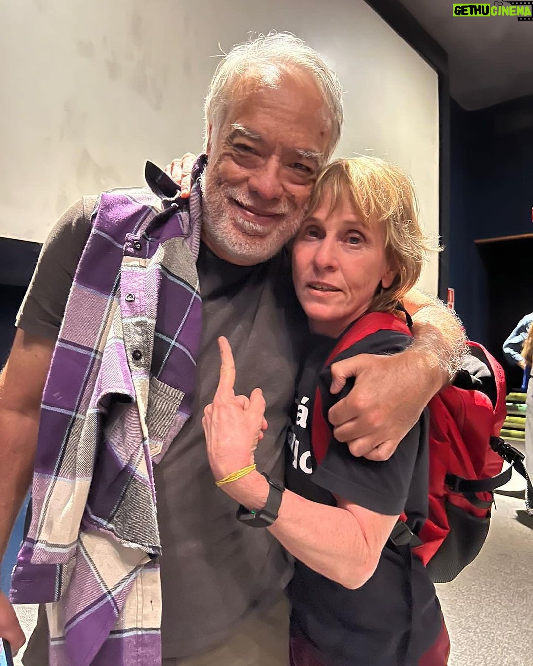 Deborah Colker Instagram - Ontem na pré-estreia de “CAFI”! ❤️ Documentário lindo e emocionante dirigido por Lírio Ferreira e Nayara Ney que estreia nessa quinta-feira (16). CAFI MERECE! Na última foto Fausto Fawcet, meu parceiro de vida, de poesia, de rua! Vem um documentário sobre ele que tenho participação🫀