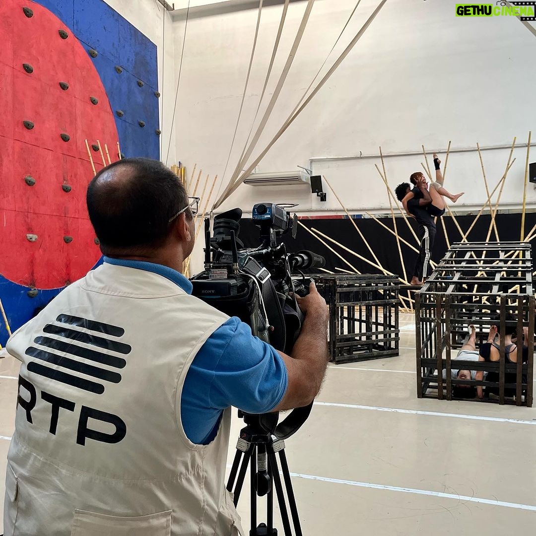 Deborah Colker Instagram - E hoje nossa sede se transformou no studio de gravação pra @rtppt Muito importante termos a chance nos comunicar com Portugal para falar um pouco mais sobre a essência de Cão Sem Plumas! Obrigada RTP. Estaremos em Lisboa com Cão Sem Plumas nos dias 21, 22 e 23 de novembro, no Teatro Tivoli BBVA. #DeborahColker #rtppt #rtp #CãoSemPlumas #CãoSemPlumasemLisboa #CiaDeborahColker #DançaContemporânea