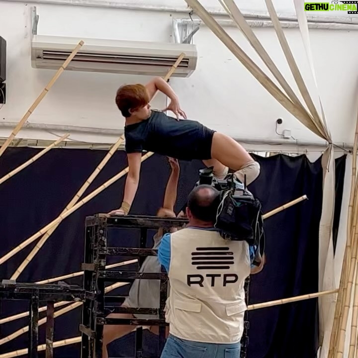 Deborah Colker Instagram - E hoje nossa sede se transformou no studio de gravação pra @rtppt Muito importante termos a chance nos comunicar com Portugal para falar um pouco mais sobre a essência de Cão Sem Plumas! Obrigada RTP. Estaremos em Lisboa com Cão Sem Plumas nos dias 21, 22 e 23 de novembro, no Teatro Tivoli BBVA. #DeborahColker #rtppt #rtp #CãoSemPlumas #CãoSemPlumasemLisboa #CiaDeborahColker #DançaContemporânea