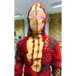 Deborah Colker Instagram - #BASTIDORES e respondendo a pergunta do @thi_smelo💡 Esse é o processo de criação de um dos figurinos de “Cura”. Do modelo atual à lembrança do primeiro protótipo, o figurino representa uma pele em carne viva e foi inspirado nas linhas da história de “Obaluaê”, orixá da cura, e na jornada do Theo, neto de Deborah que nasceu com uma condição genética - Epidermólise Bolhosa. “Há dores mostradas no palco, mas há esperança no final.” Quer fazer alguma pergunta pra gente em relação aos nossos espetáculos? Deixa aqui nos comentários! Figurinista: @clakopke #CiaDeborahColker #DeborahColker #CuraEspetáculo #DançaContemporânea #CompanhiadeDança