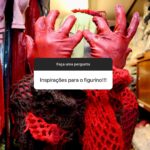 Deborah Colker Instagram - #BASTIDORES e respondendo a pergunta do @thi_smelo💡 Esse é o processo de criação de um dos figurinos de “Cura”. Do modelo atual à lembrança do primeiro protótipo, o figurino representa uma pele em carne viva e foi inspirado nas linhas da história de “Obaluaê”, orixá da cura, e na jornada do Theo, neto de Deborah que nasceu com uma condição genética - Epidermólise Bolhosa. “Há dores mostradas no palco, mas há esperança no final.” Quer fazer alguma pergunta pra gente em relação aos nossos espetáculos? Deixa aqui nos comentários! Figurinista: @clakopke #CiaDeborahColker #DeborahColker #CuraEspetáculo #DançaContemporânea #CompanhiadeDança