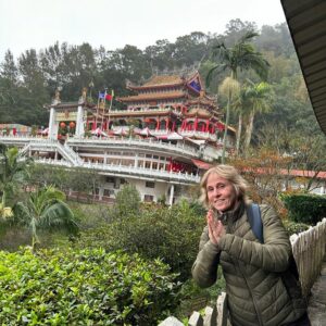 Deborah Colker Instagram - Chegando de volta no Brasil hoje e ainda digerindo a experiência inesquecível em Taipei, Taiwan! Uma riqueza cultural sem igual, lugares incríveis (templos, teatro, escolas de acrobacia e opera), e principalmente, pessoas que nos cruzaram e dedicaram tempo para nos apresentar tantas vivências. Viva a Cura! Obrigada, Taiwan!!! ❤️
