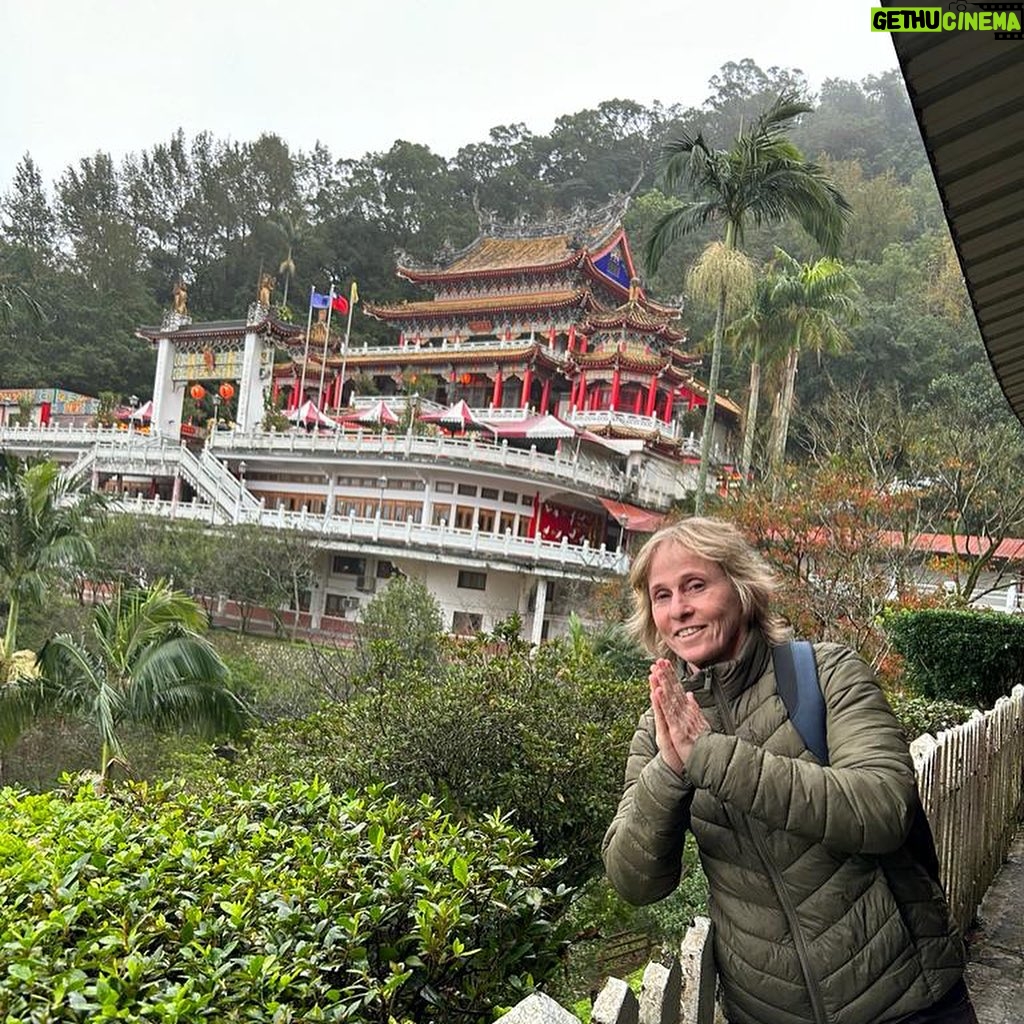 Deborah Colker Instagram - Chegando de volta no Brasil hoje e ainda digerindo a experiência inesquecível em Taipei, Taiwan! Uma riqueza cultural sem igual, lugares incríveis (templos, teatro, escolas de acrobacia e opera), e principalmente, pessoas que nos cruzaram e dedicaram tempo para nos apresentar tantas vivências. Viva a Cura! Obrigada, Taiwan!!! ❤️