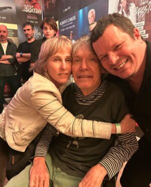 Deborah Colker Instagram - Noite incrível de encontro com meu ídolo @dussek, no show do @leojaimeoficial, com @toniplatao ❤️❤️