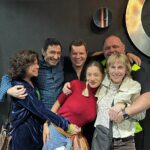 Deborah Colker Instagram - De ontem no show de 40 anos do cantor e bailarino Leo Jaime, com Fernanda Abreu e Toni Platão - no palco com Leo, João Penca e seus miquinhos amestrados e o gênio Eduardo Dusek🤍 Leo faz aula no CMDC Gávea, ama dançar! Somos amigos a mais de 40 anos! Viva, que show incrível!