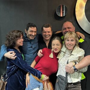 Deborah Colker Instagram - De ontem no show de 40 anos do cantor e bailarino Leo Jaime, com Fernanda Abreu e Toni Platão - no palco com Leo, João Penca e seus miquinhos amestrados e o gênio Eduardo Dusek🤍

Leo faz aula no CMDC Gávea, ama dançar! Somos amigos a mais de 40 anos! Viva, que show incrível!