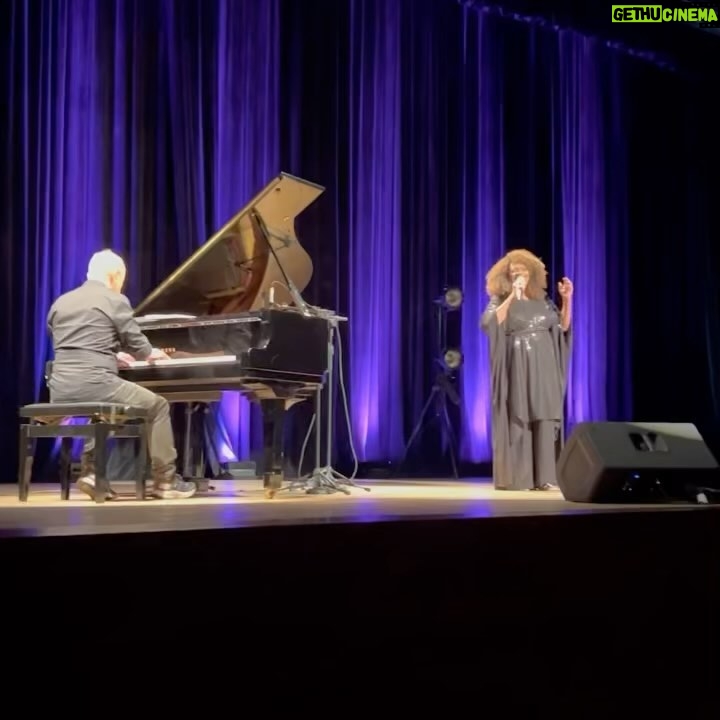 Deborah Colker Instagram - Salva salve! A reabertura desse espaço é sensacional não só para a o centro do Rio de Janeiro, como também para a cultura do país! Parabéns BNDS pela reabertura do Espaço Cultural, que lindo foi!