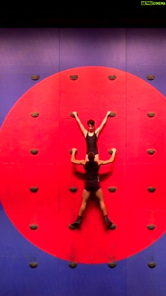 Deborah Colker Instagram - Primeiro, explorando a vertival (Velox), depois, testando a gravidade e descobrindo a vertical em movimento (Rota), os planos superpostos (Casa), além das diversas restrições espaciais (Cantos e Vasos de Rota). Ter uma ideia, para um coreógrafo, é sempre pensar uma ideia-movimento. #CiaDeborahColker #DeborahColker #Velox #Rota #DançaContemporânea