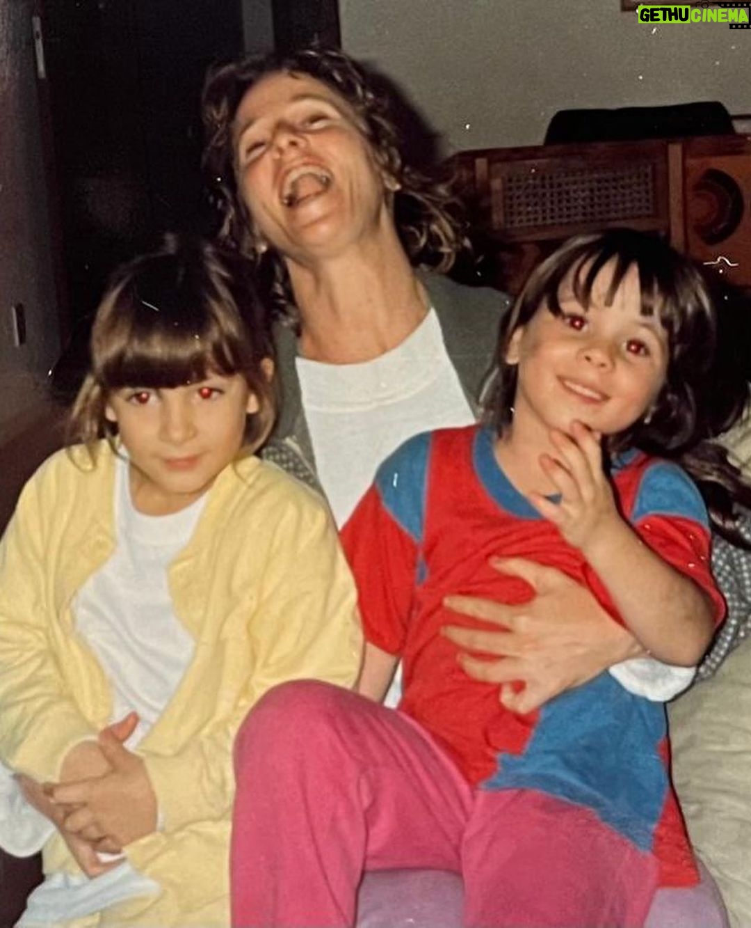 Deborah Colker Instagram - Nesse 12 de outubro, é lindo poder homenagear a infância através da minha família🤍