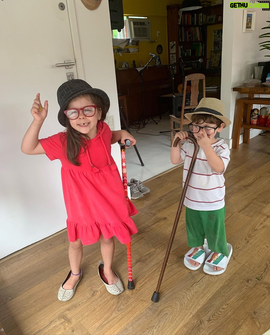 Deborah Colker Instagram - Nesse 12 de outubro, é lindo poder homenagear a infância através da minha família🤍