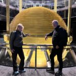 Deborah Colker Instagram – Conhecendo o Taipei 101, o terceiro prédio mais alto do mundo!! dentro, o amortecedor que mantém o prédio de 101 andares de pé – ele reduz o balanço das torres, principalmente nos terremotos, incrível, genial!!!