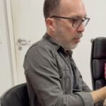 Deborah Colker Instagram - Um papo hoje super importante durante esse processo de montagem de uma nova obra sobre iluminação, cenário e som com o @gringocardia (cenografia), @betobruel (iluminação) e @ale_elias (diretor musical), para Sagração, novo espetáculo da companhia que estreia em 2024! #DeborahColker #CiaDeborahColker #Sagração