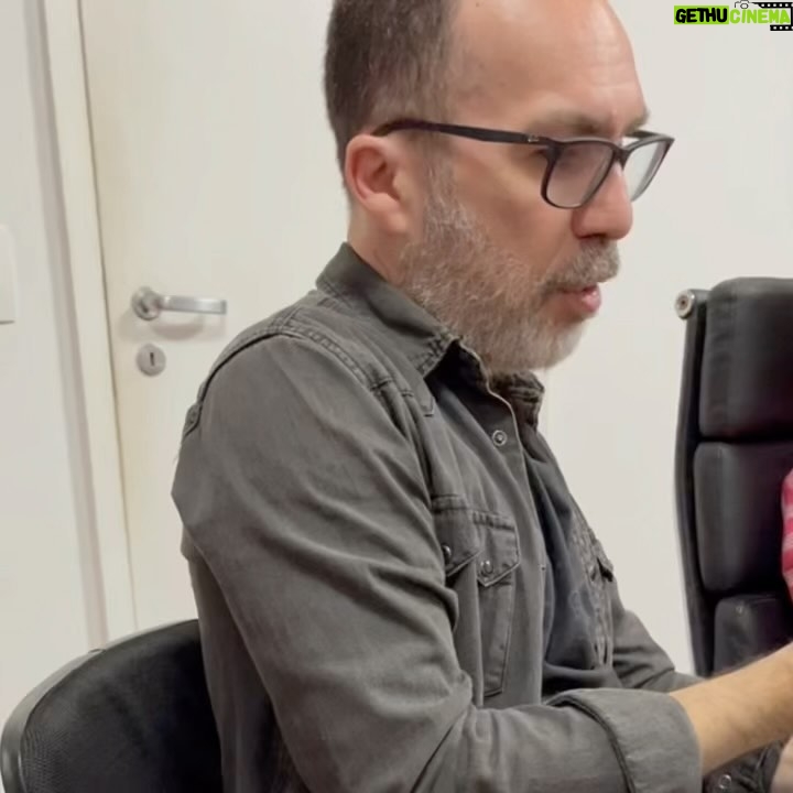 Deborah Colker Instagram - Um papo hoje super importante durante esse processo de montagem de uma nova obra sobre iluminação, cenário e som com o @gringocardia (cenografia), @betobruel (iluminação) e @ale_elias (diretor musical), para Sagração, novo espetáculo da companhia que estreia em 2024! #DeborahColker #CiaDeborahColker #Sagração