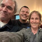 Deborah Colker Instagram – Farra no camarim com Jards Macalé, Toni Platao e Arnaldo Brandão.

#amigos #rj