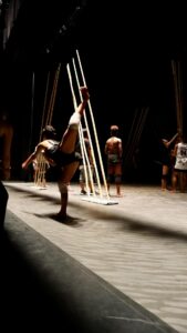 Deborah Colker Instagram - E a ‘casa’ para os ensaios de Sagração mudaram de lugar por um tempo, obrigada por nos receber @cidadedasartes_ 💫 #ciadeborahcolker #cidadedasartesrj #cidadedasartes #arteemovinento #dancacontemporanea #deborahcolker Cidade Das Artes
