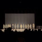 Deborah Colker Instagram - ‘Cão Sem Plumas’ pelas palavras de Ruy Filho.❤️ 🗣️texto completo no @antropositivo “Em Cão sem Plumas, encontramos outra possibilidade para dançar: coreografar os sentidos poéticos dos nossos temores, dos submundos, dos alertas, dos erros, das vidas que desaparecem, dos rios que secam, das ruínas, das rachaduras, das injustiças. Ao torná-las corpos, ao revelar o indizível pela grandeza de um poeta, Débora Colker e Cláudio Assis compõem um outro possível de João Cabral de Melo Neto, um outro que é tão gigantesco quanto, capaz de suportar um Brasil impossível e (quase) intraduzível.” 📹 @henrique_botkay @julianozzappia #cãosemplumas #cãosemplumasemlisboa #ciadeborahcolker #riocapibaribe #joaocabraldemeloneto