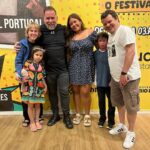 Deborah Colker Instagram - Um fim de semana cheio de encontros incríveis❤️❤️ Primeira foto com @johnnyhooker - sou fã, pernambucano dos bons, genial! Eu e Toni fomos ver o show! Segunda foto @leandrohassum arrebenta, sabe tudo, brinca com tudo, a família toda riu pra valer!! Terceira foto - ainda de quebra encontrei Irandhir Santos, ator, pernambucano, maravilhoso! @irandhirsan Pernambuco é minha paixão🤍