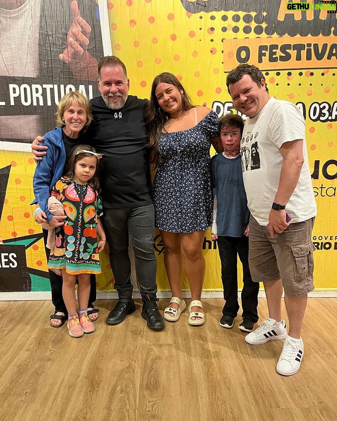 Deborah Colker Instagram - Um fim de semana cheio de encontros incríveis❤️❤️ Primeira foto com @johnnyhooker - sou fã, pernambucano dos bons, genial! Eu e Toni fomos ver o show! Segunda foto @leandrohassum arrebenta, sabe tudo, brinca com tudo, a família toda riu pra valer!! Terceira foto - ainda de quebra encontrei Irandhir Santos, ator, pernambucano, maravilhoso! @irandhirsan Pernambuco é minha paixão🤍