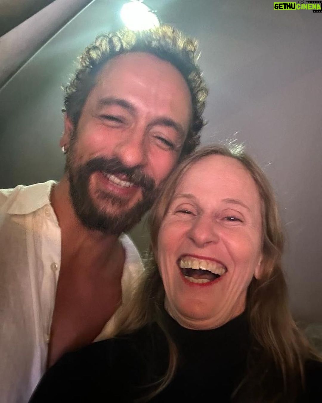 Deborah Colker Instagram - Um fim de semana cheio de encontros incríveis❤️❤️ Primeira foto com @johnnyhooker - sou fã, pernambucano dos bons, genial! Eu e Toni fomos ver o show! Segunda foto @leandrohassum arrebenta, sabe tudo, brinca com tudo, a família toda riu pra valer!! Terceira foto - ainda de quebra encontrei Irandhir Santos, ator, pernambucano, maravilhoso! @irandhirsan Pernambuco é minha paixão🤍