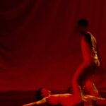 Deborah Colker Instagram - ABRINDO O ARQUIVO // ‘Vulcão’, obra criada por Deborah em 1994, pesquisa e radicaliza em direção as impurezas e mixagens que ampliaram o campo da dança e da arte. O espetáculo se divide em quatro blocos que apresentam universos distintos fechados em si mesmos: 1º vídeo: MÁQUINAS – apresenta o corpo científico e mecânico. 2º vídeo: DESFILE – inspirado na ideia da passarela que exalta à beleza e a elegância, graça e a deformação das medidas exatas. ​ 3º vídeo: PAIXÃO – o corpo num transe amoroso. Descontrolado e desesperado. O sublime e o patético. 4º vídeo: FESTA – um domingo no parque, é uma festa solar, sample de ritmos variados onde tudo se mistura e vira festa. #Vulcão #DeborahColker #CiaDeborahColker #CiaDeborahColker1994 #DançaContemporânea #abrindooarquivo