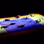 Deborah Colker Instagram - ABRINDO O ARQUIVO // ‘Vulcão’, obra criada por Deborah em 1994, pesquisa e radicaliza em direção as impurezas e mixagens que ampliaram o campo da dança e da arte. O espetáculo se divide em quatro blocos que apresentam universos distintos fechados em si mesmos: 1º vídeo: MÁQUINAS – apresenta o corpo científico e mecânico. 2º vídeo: DESFILE – inspirado na ideia da passarela que exalta à beleza e a elegância, graça e a deformação das medidas exatas. ​ 3º vídeo: PAIXÃO – o corpo num transe amoroso. Descontrolado e desesperado. O sublime e o patético. 4º vídeo: FESTA – um domingo no parque, é uma festa solar, sample de ritmos variados onde tudo se mistura e vira festa. #Vulcão #DeborahColker #CiaDeborahColker #CiaDeborahColker1994 #DançaContemporânea #abrindooarquivo