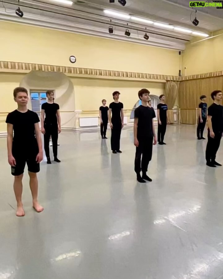 Deborah Colker Instagram - dança e sincronicidade🤍💫 Vídeo 1 @goldengauchos vídeo 2 - @pavelkurov2.0 Vídeo 3 - @a_k_da_don Vídeo 4 - @ballet_class_1leo