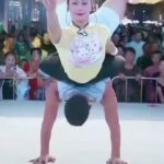 Deborah Colker Instagram - O corpo em ação - como arte, como cultura, como dança, como trabalho, como forma de expressão - genial🤍 1º vídeo via @akhi_husni 2º vídeo via @miydance_ & @boxerdancedancedance 3º vídeo via @shonaingle220 4º vídeo via @maritaethio 5º vídeo via @manuela_flamenca28 6º vídeo via @t__sm0ove