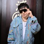 DeeGor Ho Instagram – 太陽眼鏡係我生活必需品🤪限量款真係要搶‼️
———————————————————————
Oakley同街頭時尚教父藤原浩嘅第七次合作🤝🏻，推出Oakley X FRAGMENT 2023秋冬系列🕶，鍾意潮流新品嘅我又點會錯過呀？！

限量版Fragment X Oakley融合頂尖技術同 藤原浩 嘅極簡美學時尚設計，帶嚟無與倫比嘅視覺享受💯！

全球限量Mars 係歷史上最具顛覆性嘅設計，皮革鏡採用同製造火箭🚀引擎所用金屬零件相同嘅尖端技術，將科學同藝術完美結合。

同場加映專為滑雪登峰而設計嘅Oakley Line Miner 溥儀眼鏡獨家色系🥽，貼合臉型同時提供極緻嘅週邊視覺！

以上三個系列均由Puyi Optical 溥儀眼鏡獨家發售📣

#Oakley #Oakleyhk #PuyiOptical #溥儀眼鏡 #Fragment #SutroVented #SutroLiteSweep #OakleyMars #LineMiner @PuyiOptical