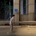 DeeGor Ho Instagram – ‼️陰目趣事分享 請俾趣🫶🏻‼️

電影拍攝之前
佢地安排咗我去學劍
試吓啲威也武打動作
而我就FF問導演
你估可唔可以試下啲
類似浪客劍心個啲動作嘢
@dickson_1230 :「你做到緊係正㗎！」
果然羅馬非一日建成
莫講羅馬羅湖我都未過到😭（片一）

第一次見識到戶外吊威也係點做到😲（片二）

係條又窄又焗嘅走廊
滑行咗好多次
所以辛苦晒各位師傅🥹（片三）

其實佢係第37屆金像獎 
「專業精神獎」得主
「Pauline 楊容蓮女士」茶水工❤️
佢同過大把猛人前輩對過戲😎
🥹簡直係成就解鎖 可遇不可求嘅機會
導演好嘢～有啲掛住Pauline XO醬😋（片四）

對不起慈雲山的街坊們
半夜天台大叫小太郎打擾咗大家
令大家誤會有癡線佬半夜大叫「史泰龍」
引起FB街坊群組討論
嗌咗一兩take之後…
我有改為盡力細聲地大叫🙏🏿🥺
多謝忍耐🙈 （片五）

呢個係第一次試飛嘅片
不過暫時未飛出街嘅
之後飛出去個個馬路街景畫面…
（忘記咗影低添）（片六）

原來咁樣俾人抽起撞落塊板
係好好玩😂因為咁撞落去係唔痛㗎
有晒機關安全措施
不過抽我過去嘅師傅們就勁辛苦啦🙈
所以都係唔好咁貪玩🫡 （片七）

今日睇返原來係西瓜斬西瓜🫠
呢個互相殘殺嘅畫面 好暴力
而呢take係少有嘅斬中晒😎
不過好似由於high speed嘅關係
而我用力斬時好自然咁謎咗眼一下
結果變咗high speed西迷眼😑
Fail😮‍💨（片八）

呢抽動作是咁的
大步跨三級樓梯（師傅抽起我） -> 踩扶手 -> 再踩樓梯中間個扶手 -> 再踩右邊牆 -> 再踢兩腳空氣 -> 再踩左邊牆 -> 再自轉一圈 -> 一嘢斬落去！Patrick小雞雞位置
係我認為自己稍為做得比較流暢嘅動作場面🙈
唯一做得唔好…
係斬唔中Patrick小雞雞😈（圖九）

其實點解叫以靜制動？
因為🤣監製佢地幫部戲求籤
籤文寫要「以靜制動」
亦順便保密個戲名先🤣🤣🤣（圖十）

遲下再分享❤️其他感受
你地睇完笑得開心
記得介紹俾朋友
多多支持 #陰目偵信 
為我地爭取多啲場次 
見到大家🦾

其實比起Error
本地新導演
更加需要大家支持同鼓勵
冇新導演又何來換到新演員演出機會？
❤️‍🔥❤️‍🔥❤️‍🔥有你有我！守住平安樓！