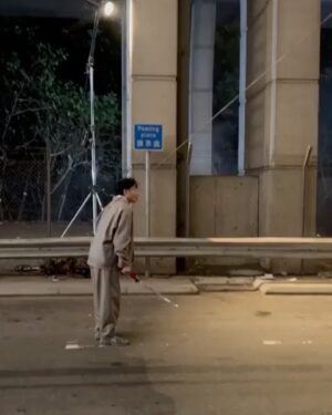 DeeGor Ho Instagram - ‼️陰目趣事分享 請俾趣🫶🏻‼️

電影拍攝之前
佢地安排咗我去學劍
試吓啲威也武打動作
而我就FF問導演
你估可唔可以試下啲
類似浪客劍心個啲動作嘢
@dickson_1230 :「你做到緊係正㗎！」
果然羅馬非一日建成
莫講羅馬羅湖我都未過到😭（片一）

第一次見識到戶外吊威也係點做到😲（片二）

係條又窄又焗嘅走廊
滑行咗好多次
所以辛苦晒各位師傅🥹（片三）

其實佢係第37屆金像獎 
「專業精神獎」得主
「Pauline 楊容蓮女士」茶水工❤️
佢同過大把猛人前輩對過戲😎
🥹簡直係成就解鎖 可遇不可求嘅機會
導演好嘢～有啲掛住Pauline XO醬😋（片四）

對不起慈雲山的街坊們
半夜天台大叫小太郎打擾咗大家
令大家誤會有癡線佬半夜大叫「史泰龍」
引起FB街坊群組討論
嗌咗一兩take之後…
我有改為盡力細聲地大叫🙏🏿🥺
多謝忍耐🙈 （片五）

呢個係第一次試飛嘅片
不過暫時未飛出街嘅
之後飛出去個個馬路街景畫面…
（忘記咗影低添）（片六）

原來咁樣俾人抽起撞落塊板
係好好玩😂因為咁撞落去係唔痛㗎
有晒機關安全措施
不過抽我過去嘅師傅們就勁辛苦啦🙈
所以都係唔好咁貪玩🫡 （片七）

今日睇返原來係西瓜斬西瓜🫠
呢個互相殘殺嘅畫面 好暴力
而呢take係少有嘅斬中晒😎
不過好似由於high speed嘅關係
而我用力斬時好自然咁謎咗眼一下
結果變咗high speed西迷眼😑
Fail😮‍💨（片八）

呢抽動作是咁的
大步跨三級樓梯（師傅抽起我） -> 踩扶手 -> 再踩樓梯中間個扶手 -> 再踩右邊牆 -> 再踢兩腳空氣 -> 再踩左邊牆 -> 再自轉一圈 -> 一嘢斬落去！Patrick小雞雞位置
係我認為自己稍為做得比較流暢嘅動作場面🙈
唯一做得唔好…
係斬唔中Patrick小雞雞😈（圖九）

其實點解叫以靜制動？
因為🤣監製佢地幫部戲求籤
籤文寫要「以靜制動」
亦順便保密個戲名先🤣🤣🤣（圖十）

遲下再分享❤️其他感受
你地睇完笑得開心
記得介紹俾朋友
多多支持 #陰目偵信 
為我地爭取多啲場次 
見到大家🦾

其實比起Error
本地新導演
更加需要大家支持同鼓勵
冇新導演又何來換到新演員演出機會？
❤️‍🔥❤️‍🔥❤️‍🔥有你有我！守住平安樓！