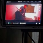 DeeGor Ho Instagram – ‼️陰目趣事分享 請俾趣🫶🏻‼️

電影拍攝之前
佢地安排咗我去學劍
試吓啲威也武打動作
而我就FF問導演
你估可唔可以試下啲
類似浪客劍心個啲動作嘢
@dickson_1230 :「你做到緊係正㗎！」
果然羅馬非一日建成
莫講羅馬羅湖我都未過到😭（片一）

第一次見識到戶外吊威也係點做到😲（片二）

係條又窄又焗嘅走廊
滑行咗好多次
所以辛苦晒各位師傅🥹（片三）

其實佢係第37屆金像獎 
「專業精神獎」得主
「Pauline 楊容蓮女士」茶水工❤️
佢同過大把猛人前輩對過戲😎
🥹簡直係成就解鎖 可遇不可求嘅機會
導演好嘢～有啲掛住Pauline XO醬😋（片四）

對不起慈雲山的街坊們
半夜天台大叫小太郎打擾咗大家
令大家誤會有癡線佬半夜大叫「史泰龍」
引起FB街坊群組討論
嗌咗一兩take之後…
我有改為盡力細聲地大叫🙏🏿🥺
多謝忍耐🙈 （片五）

呢個係第一次試飛嘅片
不過暫時未飛出街嘅
之後飛出去個個馬路街景畫面…
（忘記咗影低添）（片六）

原來咁樣俾人抽起撞落塊板
係好好玩😂因為咁撞落去係唔痛㗎
有晒機關安全措施
不過抽我過去嘅師傅們就勁辛苦啦🙈
所以都係唔好咁貪玩🫡 （片七）

今日睇返原來係西瓜斬西瓜🫠
呢個互相殘殺嘅畫面 好暴力
而呢take係少有嘅斬中晒😎
不過好似由於high speed嘅關係
而我用力斬時好自然咁謎咗眼一下
結果變咗high speed西迷眼😑
Fail😮‍💨（片八）

呢抽動作是咁的
大步跨三級樓梯（師傅抽起我） -> 踩扶手 -> 再踩樓梯中間個扶手 -> 再踩右邊牆 -> 再踢兩腳空氣 -> 再踩左邊牆 -> 再自轉一圈 -> 一嘢斬落去！Patrick小雞雞位置
係我認為自己稍為做得比較流暢嘅動作場面🙈
唯一做得唔好…
係斬唔中Patrick小雞雞😈（圖九）

其實點解叫以靜制動？
因為🤣監製佢地幫部戲求籤
籤文寫要「以靜制動」
亦順便保密個戲名先🤣🤣🤣（圖十）

遲下再分享❤️其他感受
你地睇完笑得開心
記得介紹俾朋友
多多支持 #陰目偵信 
為我地爭取多啲場次 
見到大家🦾

其實比起Error
本地新導演
更加需要大家支持同鼓勵
冇新導演又何來換到新演員演出機會？
❤️‍🔥❤️‍🔥❤️‍🔥有你有我！守住平安樓！