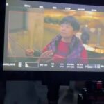 DeeGor Ho Instagram – ‼️陰目趣事分享 請俾趣🫶🏻‼️

電影拍攝之前
佢地安排咗我去學劍
試吓啲威也武打動作
而我就FF問導演
你估可唔可以試下啲
類似浪客劍心個啲動作嘢
@dickson_1230 :「你做到緊係正㗎！」
果然羅馬非一日建成
莫講羅馬羅湖我都未過到😭（片一）

第一次見識到戶外吊威也係點做到😲（片二）

係條又窄又焗嘅走廊
滑行咗好多次
所以辛苦晒各位師傅🥹（片三）

其實佢係第37屆金像獎 
「專業精神獎」得主
「Pauline 楊容蓮女士」茶水工❤️
佢同過大把猛人前輩對過戲😎
🥹簡直係成就解鎖 可遇不可求嘅機會
導演好嘢～有啲掛住Pauline XO醬😋（片四）

對不起慈雲山的街坊們
半夜天台大叫小太郎打擾咗大家
令大家誤會有癡線佬半夜大叫「史泰龍」
引起FB街坊群組討論
嗌咗一兩take之後…
我有改為盡力細聲地大叫🙏🏿🥺
多謝忍耐🙈 （片五）

呢個係第一次試飛嘅片
不過暫時未飛出街嘅
之後飛出去個個馬路街景畫面…
（忘記咗影低添）（片六）

原來咁樣俾人抽起撞落塊板
係好好玩😂因為咁撞落去係唔痛㗎
有晒機關安全措施
不過抽我過去嘅師傅們就勁辛苦啦🙈
所以都係唔好咁貪玩🫡 （片七）

今日睇返原來係西瓜斬西瓜🫠
呢個互相殘殺嘅畫面 好暴力
而呢take係少有嘅斬中晒😎
不過好似由於high speed嘅關係
而我用力斬時好自然咁謎咗眼一下
結果變咗high speed西迷眼😑
Fail😮‍💨（片八）

呢抽動作是咁的
大步跨三級樓梯（師傅抽起我） -> 踩扶手 -> 再踩樓梯中間個扶手 -> 再踩右邊牆 -> 再踢兩腳空氣 -> 再踩左邊牆 -> 再自轉一圈 -> 一嘢斬落去！Patrick小雞雞位置
係我認為自己稍為做得比較流暢嘅動作場面🙈
唯一做得唔好…
係斬唔中Patrick小雞雞😈（圖九）

其實點解叫以靜制動？
因為🤣監製佢地幫部戲求籤
籤文寫要「以靜制動」
亦順便保密個戲名先🤣🤣🤣（圖十）

遲下再分享❤️其他感受
你地睇完笑得開心
記得介紹俾朋友
多多支持 #陰目偵信 
為我地爭取多啲場次 
見到大家🦾

其實比起Error
本地新導演
更加需要大家支持同鼓勵
冇新導演又何來換到新演員演出機會？
❤️‍🔥❤️‍🔥❤️‍🔥有你有我！守住平安樓！