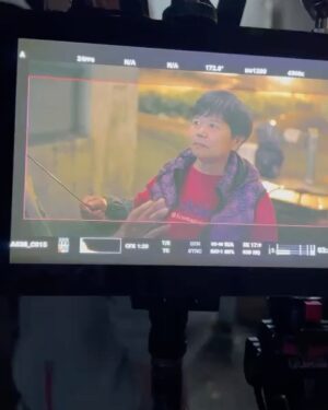 DeeGor Ho Instagram - ‼️陰目趣事分享 請俾趣🫶🏻‼️

電影拍攝之前
佢地安排咗我去學劍
試吓啲威也武打動作
而我就FF問導演
你估可唔可以試下啲
類似浪客劍心個啲動作嘢
@dickson_1230 :「你做到緊係正㗎！」
果然羅馬非一日建成
莫講羅馬羅湖我都未過到😭（片一）

第一次見識到戶外吊威也係點做到😲（片二）

係條又窄又焗嘅走廊
滑行咗好多次
所以辛苦晒各位師傅🥹（片三）

其實佢係第37屆金像獎 
「專業精神獎」得主
「Pauline 楊容蓮女士」茶水工❤️
佢同過大把猛人前輩對過戲😎
🥹簡直係成就解鎖 可遇不可求嘅機會
導演好嘢～有啲掛住Pauline XO醬😋（片四）

對不起慈雲山的街坊們
半夜天台大叫小太郎打擾咗大家
令大家誤會有癡線佬半夜大叫「史泰龍」
引起FB街坊群組討論
嗌咗一兩take之後…
我有改為盡力細聲地大叫🙏🏿🥺
多謝忍耐🙈 （片五）

呢個係第一次試飛嘅片
不過暫時未飛出街嘅
之後飛出去個個馬路街景畫面…
（忘記咗影低添）（片六）

原來咁樣俾人抽起撞落塊板
係好好玩😂因為咁撞落去係唔痛㗎
有晒機關安全措施
不過抽我過去嘅師傅們就勁辛苦啦🙈
所以都係唔好咁貪玩🫡 （片七）

今日睇返原來係西瓜斬西瓜🫠
呢個互相殘殺嘅畫面 好暴力
而呢take係少有嘅斬中晒😎
不過好似由於high speed嘅關係
而我用力斬時好自然咁謎咗眼一下
結果變咗high speed西迷眼😑
Fail😮‍💨（片八）

呢抽動作是咁的
大步跨三級樓梯（師傅抽起我） -> 踩扶手 -> 再踩樓梯中間個扶手 -> 再踩右邊牆 -> 再踢兩腳空氣 -> 再踩左邊牆 -> 再自轉一圈 -> 一嘢斬落去！Patrick小雞雞位置
係我認為自己稍為做得比較流暢嘅動作場面🙈
唯一做得唔好…
係斬唔中Patrick小雞雞😈（圖九）

其實點解叫以靜制動？
因為🤣監製佢地幫部戲求籤
籤文寫要「以靜制動」
亦順便保密個戲名先🤣🤣🤣（圖十）

遲下再分享❤️其他感受
你地睇完笑得開心
記得介紹俾朋友
多多支持 #陰目偵信 
為我地爭取多啲場次 
見到大家🦾

其實比起Error
本地新導演
更加需要大家支持同鼓勵
冇新導演又何來換到新演員演出機會？
❤️‍🔥❤️‍🔥❤️‍🔥有你有我！守住平安樓！
