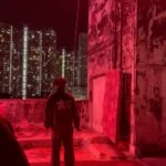 DeeGor Ho Instagram – ‼️陰目趣事分享 請俾趣🫶🏻‼️

電影拍攝之前
佢地安排咗我去學劍
試吓啲威也武打動作
而我就FF問導演
你估可唔可以試下啲
類似浪客劍心個啲動作嘢
@dickson_1230 :「你做到緊係正㗎！」
果然羅馬非一日建成
莫講羅馬羅湖我都未過到😭（片一）

第一次見識到戶外吊威也係點做到😲（片二）

係條又窄又焗嘅走廊
滑行咗好多次
所以辛苦晒各位師傅🥹（片三）

其實佢係第37屆金像獎 
「專業精神獎」得主
「Pauline 楊容蓮女士」茶水工❤️
佢同過大把猛人前輩對過戲😎
🥹簡直係成就解鎖 可遇不可求嘅機會
導演好嘢～有啲掛住Pauline XO醬😋（片四）

對不起慈雲山的街坊們
半夜天台大叫小太郎打擾咗大家
令大家誤會有癡線佬半夜大叫「史泰龍」
引起FB街坊群組討論
嗌咗一兩take之後…
我有改為盡力細聲地大叫🙏🏿🥺
多謝忍耐🙈 （片五）

呢個係第一次試飛嘅片
不過暫時未飛出街嘅
之後飛出去個個馬路街景畫面…
（忘記咗影低添）（片六）

原來咁樣俾人抽起撞落塊板
係好好玩😂因為咁撞落去係唔痛㗎
有晒機關安全措施
不過抽我過去嘅師傅們就勁辛苦啦🙈
所以都係唔好咁貪玩🫡 （片七）

今日睇返原來係西瓜斬西瓜🫠
呢個互相殘殺嘅畫面 好暴力
而呢take係少有嘅斬中晒😎
不過好似由於high speed嘅關係
而我用力斬時好自然咁謎咗眼一下
結果變咗high speed西迷眼😑
Fail😮‍💨（片八）

呢抽動作是咁的
大步跨三級樓梯（師傅抽起我） -> 踩扶手 -> 再踩樓梯中間個扶手 -> 再踩右邊牆 -> 再踢兩腳空氣 -> 再踩左邊牆 -> 再自轉一圈 -> 一嘢斬落去！Patrick小雞雞位置
係我認為自己稍為做得比較流暢嘅動作場面🙈
唯一做得唔好…
係斬唔中Patrick小雞雞😈（圖九）

其實點解叫以靜制動？
因為🤣監製佢地幫部戲求籤
籤文寫要「以靜制動」
亦順便保密個戲名先🤣🤣🤣（圖十）

遲下再分享❤️其他感受
你地睇完笑得開心
記得介紹俾朋友
多多支持 #陰目偵信 
為我地爭取多啲場次 
見到大家🦾

其實比起Error
本地新導演
更加需要大家支持同鼓勵
冇新導演又何來換到新演員演出機會？
❤️‍🔥❤️‍🔥❤️‍🔥有你有我！守住平安樓！