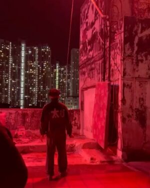 DeeGor Ho Instagram - ‼️陰目趣事分享 請俾趣🫶🏻‼️

電影拍攝之前
佢地安排咗我去學劍
試吓啲威也武打動作
而我就FF問導演
你估可唔可以試下啲
類似浪客劍心個啲動作嘢
@dickson_1230 :「你做到緊係正㗎！」
果然羅馬非一日建成
莫講羅馬羅湖我都未過到😭（片一）

第一次見識到戶外吊威也係點做到😲（片二）

係條又窄又焗嘅走廊
滑行咗好多次
所以辛苦晒各位師傅🥹（片三）

其實佢係第37屆金像獎 
「專業精神獎」得主
「Pauline 楊容蓮女士」茶水工❤️
佢同過大把猛人前輩對過戲😎
🥹簡直係成就解鎖 可遇不可求嘅機會
導演好嘢～有啲掛住Pauline XO醬😋（片四）

對不起慈雲山的街坊們
半夜天台大叫小太郎打擾咗大家
令大家誤會有癡線佬半夜大叫「史泰龍」
引起FB街坊群組討論
嗌咗一兩take之後…
我有改為盡力細聲地大叫🙏🏿🥺
多謝忍耐🙈 （片五）

呢個係第一次試飛嘅片
不過暫時未飛出街嘅
之後飛出去個個馬路街景畫面…
（忘記咗影低添）（片六）

原來咁樣俾人抽起撞落塊板
係好好玩😂因為咁撞落去係唔痛㗎
有晒機關安全措施
不過抽我過去嘅師傅們就勁辛苦啦🙈
所以都係唔好咁貪玩🫡 （片七）

今日睇返原來係西瓜斬西瓜🫠
呢個互相殘殺嘅畫面 好暴力
而呢take係少有嘅斬中晒😎
不過好似由於high speed嘅關係
而我用力斬時好自然咁謎咗眼一下
結果變咗high speed西迷眼😑
Fail😮‍💨（片八）

呢抽動作是咁的
大步跨三級樓梯（師傅抽起我） -> 踩扶手 -> 再踩樓梯中間個扶手 -> 再踩右邊牆 -> 再踢兩腳空氣 -> 再踩左邊牆 -> 再自轉一圈 -> 一嘢斬落去！Patrick小雞雞位置
係我認為自己稍為做得比較流暢嘅動作場面🙈
唯一做得唔好…
係斬唔中Patrick小雞雞😈（圖九）

其實點解叫以靜制動？
因為🤣監製佢地幫部戲求籤
籤文寫要「以靜制動」
亦順便保密個戲名先🤣🤣🤣（圖十）

遲下再分享❤️其他感受
你地睇完笑得開心
記得介紹俾朋友
多多支持 #陰目偵信 
為我地爭取多啲場次 
見到大家🦾

其實比起Error
本地新導演
更加需要大家支持同鼓勵
冇新導演又何來換到新演員演出機會？
❤️‍🔥❤️‍🔥❤️‍🔥有你有我！守住平安樓！