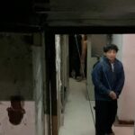 DeeGor Ho Instagram – ‼️陰目趣事分享 請俾趣🫶🏻‼️

電影拍攝之前
佢地安排咗我去學劍
試吓啲威也武打動作
而我就FF問導演
你估可唔可以試下啲
類似浪客劍心個啲動作嘢
@dickson_1230 :「你做到緊係正㗎！」
果然羅馬非一日建成
莫講羅馬羅湖我都未過到😭（片一）

第一次見識到戶外吊威也係點做到😲（片二）

係條又窄又焗嘅走廊
滑行咗好多次
所以辛苦晒各位師傅🥹（片三）

其實佢係第37屆金像獎 
「專業精神獎」得主
「Pauline 楊容蓮女士」茶水工❤️
佢同過大把猛人前輩對過戲😎
🥹簡直係成就解鎖 可遇不可求嘅機會
導演好嘢～有啲掛住Pauline XO醬😋（片四）

對不起慈雲山的街坊們
半夜天台大叫小太郎打擾咗大家
令大家誤會有癡線佬半夜大叫「史泰龍」
引起FB街坊群組討論
嗌咗一兩take之後…
我有改為盡力細聲地大叫🙏🏿🥺
多謝忍耐🙈 （片五）

呢個係第一次試飛嘅片
不過暫時未飛出街嘅
之後飛出去個個馬路街景畫面…
（忘記咗影低添）（片六）

原來咁樣俾人抽起撞落塊板
係好好玩😂因為咁撞落去係唔痛㗎
有晒機關安全措施
不過抽我過去嘅師傅們就勁辛苦啦🙈
所以都係唔好咁貪玩🫡 （片七）

今日睇返原來係西瓜斬西瓜🫠
呢個互相殘殺嘅畫面 好暴力
而呢take係少有嘅斬中晒😎
不過好似由於high speed嘅關係
而我用力斬時好自然咁謎咗眼一下
結果變咗high speed西迷眼😑
Fail😮‍💨（片八）

呢抽動作是咁的
大步跨三級樓梯（師傅抽起我） -> 踩扶手 -> 再踩樓梯中間個扶手 -> 再踩右邊牆 -> 再踢兩腳空氣 -> 再踩左邊牆 -> 再自轉一圈 -> 一嘢斬落去！Patrick小雞雞位置
係我認為自己稍為做得比較流暢嘅動作場面🙈
唯一做得唔好…
係斬唔中Patrick小雞雞😈（圖九）

其實點解叫以靜制動？
因為🤣監製佢地幫部戲求籤
籤文寫要「以靜制動」
亦順便保密個戲名先🤣🤣🤣（圖十）

遲下再分享❤️其他感受
你地睇完笑得開心
記得介紹俾朋友
多多支持 #陰目偵信 
為我地爭取多啲場次 
見到大家🦾

其實比起Error
本地新導演
更加需要大家支持同鼓勵
冇新導演又何來換到新演員演出機會？
❤️‍🔥❤️‍🔥❤️‍🔥有你有我！守住平安樓！