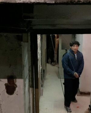DeeGor Ho Instagram - ‼️陰目趣事分享 請俾趣🫶🏻‼️

電影拍攝之前
佢地安排咗我去學劍
試吓啲威也武打動作
而我就FF問導演
你估可唔可以試下啲
類似浪客劍心個啲動作嘢
@dickson_1230 :「你做到緊係正㗎！」
果然羅馬非一日建成
莫講羅馬羅湖我都未過到😭（片一）

第一次見識到戶外吊威也係點做到😲（片二）

係條又窄又焗嘅走廊
滑行咗好多次
所以辛苦晒各位師傅🥹（片三）

其實佢係第37屆金像獎 
「專業精神獎」得主
「Pauline 楊容蓮女士」茶水工❤️
佢同過大把猛人前輩對過戲😎
🥹簡直係成就解鎖 可遇不可求嘅機會
導演好嘢～有啲掛住Pauline XO醬😋（片四）

對不起慈雲山的街坊們
半夜天台大叫小太郎打擾咗大家
令大家誤會有癡線佬半夜大叫「史泰龍」
引起FB街坊群組討論
嗌咗一兩take之後…
我有改為盡力細聲地大叫🙏🏿🥺
多謝忍耐🙈 （片五）

呢個係第一次試飛嘅片
不過暫時未飛出街嘅
之後飛出去個個馬路街景畫面…
（忘記咗影低添）（片六）

原來咁樣俾人抽起撞落塊板
係好好玩😂因為咁撞落去係唔痛㗎
有晒機關安全措施
不過抽我過去嘅師傅們就勁辛苦啦🙈
所以都係唔好咁貪玩🫡 （片七）

今日睇返原來係西瓜斬西瓜🫠
呢個互相殘殺嘅畫面 好暴力
而呢take係少有嘅斬中晒😎
不過好似由於high speed嘅關係
而我用力斬時好自然咁謎咗眼一下
結果變咗high speed西迷眼😑
Fail😮‍💨（片八）

呢抽動作是咁的
大步跨三級樓梯（師傅抽起我） -> 踩扶手 -> 再踩樓梯中間個扶手 -> 再踩右邊牆 -> 再踢兩腳空氣 -> 再踩左邊牆 -> 再自轉一圈 -> 一嘢斬落去！Patrick小雞雞位置
係我認為自己稍為做得比較流暢嘅動作場面🙈
唯一做得唔好…
係斬唔中Patrick小雞雞😈（圖九）

其實點解叫以靜制動？
因為🤣監製佢地幫部戲求籤
籤文寫要「以靜制動」
亦順便保密個戲名先🤣🤣🤣（圖十）

遲下再分享❤️其他感受
你地睇完笑得開心
記得介紹俾朋友
多多支持 #陰目偵信 
為我地爭取多啲場次 
見到大家🦾

其實比起Error
本地新導演
更加需要大家支持同鼓勵
冇新導演又何來換到新演員演出機會？
❤️‍🔥❤️‍🔥❤️‍🔥有你有我！守住平安樓！