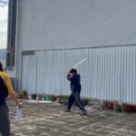 DeeGor Ho Instagram – ‼️陰目趣事分享 請俾趣🫶🏻‼️

電影拍攝之前
佢地安排咗我去學劍
試吓啲威也武打動作
而我就FF問導演
你估可唔可以試下啲
類似浪客劍心個啲動作嘢
@dickson_1230 :「你做到緊係正㗎！」
果然羅馬非一日建成
莫講羅馬羅湖我都未過到😭（片一）

第一次見識到戶外吊威也係點做到😲（片二）

係條又窄又焗嘅走廊
滑行咗好多次
所以辛苦晒各位師傅🥹（片三）

其實佢係第37屆金像獎 
「專業精神獎」得主
「Pauline 楊容蓮女士」茶水工❤️
佢同過大把猛人前輩對過戲😎
🥹簡直係成就解鎖 可遇不可求嘅機會
導演好嘢～有啲掛住Pauline XO醬😋（片四）

對不起慈雲山的街坊們
半夜天台大叫小太郎打擾咗大家
令大家誤會有癡線佬半夜大叫「史泰龍」
引起FB街坊群組討論
嗌咗一兩take之後…
我有改為盡力細聲地大叫🙏🏿🥺
多謝忍耐🙈 （片五）

呢個係第一次試飛嘅片
不過暫時未飛出街嘅
之後飛出去個個馬路街景畫面…
（忘記咗影低添）（片六）

原來咁樣俾人抽起撞落塊板
係好好玩😂因為咁撞落去係唔痛㗎
有晒機關安全措施
不過抽我過去嘅師傅們就勁辛苦啦🙈
所以都係唔好咁貪玩🫡 （片七）

今日睇返原來係西瓜斬西瓜🫠
呢個互相殘殺嘅畫面 好暴力
而呢take係少有嘅斬中晒😎
不過好似由於high speed嘅關係
而我用力斬時好自然咁謎咗眼一下
結果變咗high speed西迷眼😑
Fail😮‍💨（片八）

呢抽動作是咁的
大步跨三級樓梯（師傅抽起我） -> 踩扶手 -> 再踩樓梯中間個扶手 -> 再踩右邊牆 -> 再踢兩腳空氣 -> 再踩左邊牆 -> 再自轉一圈 -> 一嘢斬落去！Patrick小雞雞位置
係我認為自己稍為做得比較流暢嘅動作場面🙈
唯一做得唔好…
係斬唔中Patrick小雞雞😈（圖九）

其實點解叫以靜制動？
因為🤣監製佢地幫部戲求籤
籤文寫要「以靜制動」
亦順便保密個戲名先🤣🤣🤣（圖十）

遲下再分享❤️其他感受
你地睇完笑得開心
記得介紹俾朋友
多多支持 #陰目偵信 
為我地爭取多啲場次 
見到大家🦾

其實比起Error
本地新導演
更加需要大家支持同鼓勵
冇新導演又何來換到新演員演出機會？
❤️‍🔥❤️‍🔥❤️‍🔥有你有我！守住平安樓！