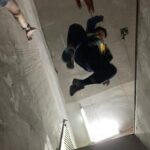 DeeGor Ho Instagram – ‼️陰目趣事分享 請俾趣🫶🏻‼️

電影拍攝之前
佢地安排咗我去學劍
試吓啲威也武打動作
而我就FF問導演
你估可唔可以試下啲
類似浪客劍心個啲動作嘢
@dickson_1230 :「你做到緊係正㗎！」
果然羅馬非一日建成
莫講羅馬羅湖我都未過到😭（片一）

第一次見識到戶外吊威也係點做到😲（片二）

係條又窄又焗嘅走廊
滑行咗好多次
所以辛苦晒各位師傅🥹（片三）

其實佢係第37屆金像獎 
「專業精神獎」得主
「Pauline 楊容蓮女士」茶水工❤️
佢同過大把猛人前輩對過戲😎
🥹簡直係成就解鎖 可遇不可求嘅機會
導演好嘢～有啲掛住Pauline XO醬😋（片四）

對不起慈雲山的街坊們
半夜天台大叫小太郎打擾咗大家
令大家誤會有癡線佬半夜大叫「史泰龍」
引起FB街坊群組討論
嗌咗一兩take之後…
我有改為盡力細聲地大叫🙏🏿🥺
多謝忍耐🙈 （片五）

呢個係第一次試飛嘅片
不過暫時未飛出街嘅
之後飛出去個個馬路街景畫面…
（忘記咗影低添）（片六）

原來咁樣俾人抽起撞落塊板
係好好玩😂因為咁撞落去係唔痛㗎
有晒機關安全措施
不過抽我過去嘅師傅們就勁辛苦啦🙈
所以都係唔好咁貪玩🫡 （片七）

今日睇返原來係西瓜斬西瓜🫠
呢個互相殘殺嘅畫面 好暴力
而呢take係少有嘅斬中晒😎
不過好似由於high speed嘅關係
而我用力斬時好自然咁謎咗眼一下
結果變咗high speed西迷眼😑
Fail😮‍💨（片八）

呢抽動作是咁的
大步跨三級樓梯（師傅抽起我） -> 踩扶手 -> 再踩樓梯中間個扶手 -> 再踩右邊牆 -> 再踢兩腳空氣 -> 再踩左邊牆 -> 再自轉一圈 -> 一嘢斬落去！Patrick小雞雞位置
係我認為自己稍為做得比較流暢嘅動作場面🙈
唯一做得唔好…
係斬唔中Patrick小雞雞😈（圖九）

其實點解叫以靜制動？
因為🤣監製佢地幫部戲求籤
籤文寫要「以靜制動」
亦順便保密個戲名先🤣🤣🤣（圖十）

遲下再分享❤️其他感受
你地睇完笑得開心
記得介紹俾朋友
多多支持 #陰目偵信 
為我地爭取多啲場次 
見到大家🦾

其實比起Error
本地新導演
更加需要大家支持同鼓勵
冇新導演又何來換到新演員演出機會？
❤️‍🔥❤️‍🔥❤️‍🔥有你有我！守住平安樓！